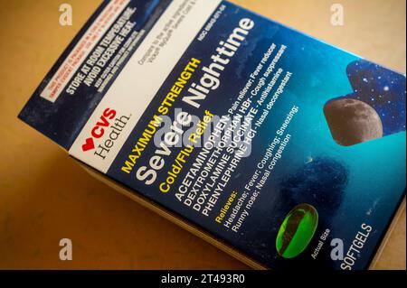 Un paquet de pilules de soulagement de rhume/grippe de nuit sévère de marque CVS Health contenant de la phényléphrine parmi d'autres médicaments à New York le vendredi 20 octobre 2023. CVS Health a annoncé qu'il tirerait des médicaments en vente libre contenant de la phényléphrine après que la FDA ait jugé le médicament inefficace. © Richard B. Levine) Banque D'Images