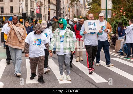 Les personnes handicapées et leurs supporters défilent depuis Madison Square Park à New York pour la Disability Pride Parade le dimanche 22 octobre 2023 célébrant l’Americans with Disabilities Act (ADA). L ' ADA assurait l ' accessibilité aux personnes handicapées et supprimait les obstacles à l ' emploi, aux transports, aux logements publics, aux services publics et aux télécommunications. (© Richard B. Levine) Banque D'Images