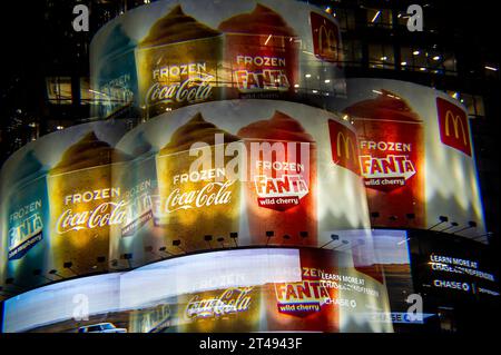 Panneau d'affichage numérique annonçant les boissons surgelées Coca-Cola chez McDonald's à Times Square à New York le mercredi 25 octobre 2023. (© Richard B. Levine) prise avec un filtre prismatique Banque D'Images