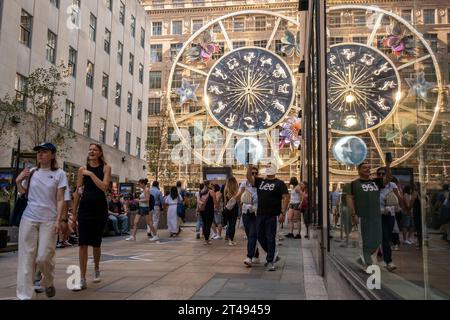 Saks Fifth Avenue arbore un zodiaque géant de 10 étages comme promotion pour le Dior Carousel of Dreams, vu depuis le Rockefeller Center le samedi 28 octobre 2023. L’exposition s’inscrit dans le cadre du spectacle de lumières de Noël annuel de Saks, sponsorisé cette année par Dior. (© Richard B. Levine) Banque D'Images