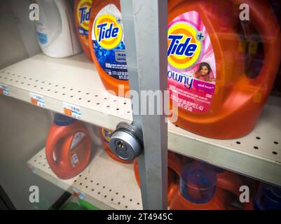 Des bouteilles de détergent Procter & Gamble's Tide sont enfermées dans un magasin de New York pour dissuader les voleurs à l'étalage le vendredi 27 octobre 2023. Tide est le détergent le plus vendu au monde. (© Richard B. Levine) Banque D'Images