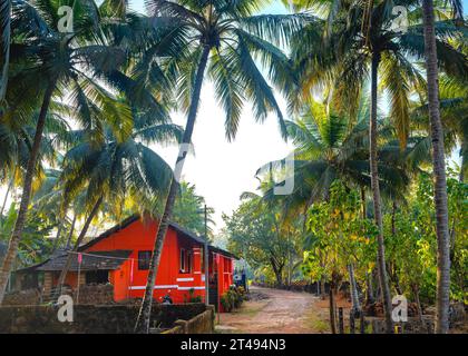 Maison rouge dans la jungle de Goa, Inde. Banque D'Images