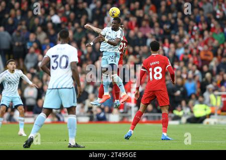 Liverpool, Royaume-Uni. 29 octobre 2023. Serge Aurier, de Nottingham Forest, met la tête au ballon. Match de Premier League, Liverpool contre Nottingham Forest à Anfield à Liverpool le dimanche 29 octobre 2023. Cette image ne peut être utilisée qu'à des fins éditoriales. Usage éditorial uniquement, photo de Chris Stading/Andrew Orchard photographie sportive/Alamy Live News crédit : Andrew Orchard photographie sportive/Alamy Live News Banque D'Images