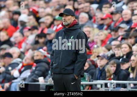 Liverpool, Royaume-Uni. 29 octobre 2023. Jurgen Klopp, le directeur de Liverpool, regarde depuis le domaine technique. Match de Premier League, Liverpool contre Nottingham Forest à Anfield à Liverpool le dimanche 29 octobre 2023. Cette image ne peut être utilisée qu'à des fins éditoriales. Usage éditorial uniquement, photo de Chris Stading/Andrew Orchard photographie sportive/Alamy Live News crédit : Andrew Orchard photographie sportive/Alamy Live News Banque D'Images