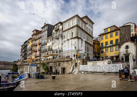 Maisons colorées le long de la promenade au bord de la rivière à Porto, Portugal, le 18 octobre 2023 Banque D'Images
