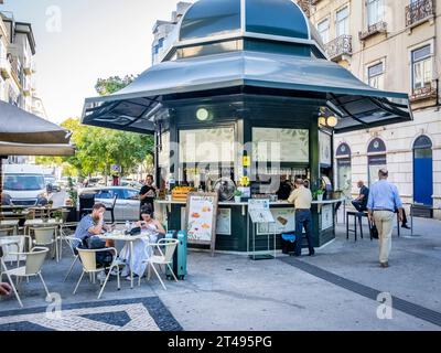 Café en plein air sur Praça do Duque de Saldanha ou Duc de Saldanha Square à Lisbonne Portugal Banque D'Images