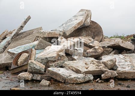 Pile de déchets de démolition, gros morceaux de béton Banque D'Images