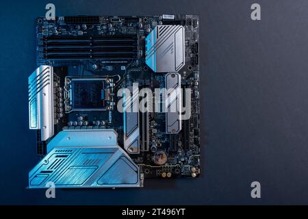 Carte mère moderne puissante et rapide avec connecteurs pour HDMI et USB. Concept matériel PC. mots de connexion par câble internet Banque D'Images