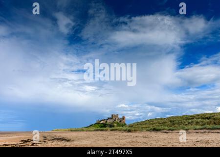 Château de Bamburgh depuis la plage du château de Bamburgh, Bamburgh, Northumberland, Angleterre, Royaume-Uni Banque D'Images