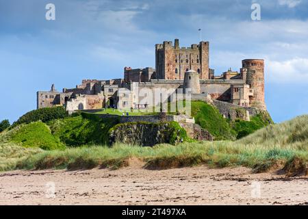 Château de Bamburgh depuis la plage du château de Bamburgh, Bamburgh, Northumberland, Angleterre, Royaume-Uni Banque D'Images