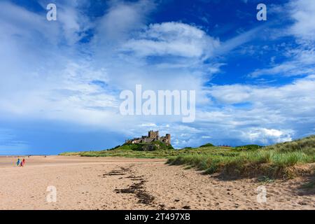 Château de Bamburgh depuis la plage du château de Bamburgh, Bamburgh, Northumberland, Angleterre, Royaume-Uni Banque D'Images