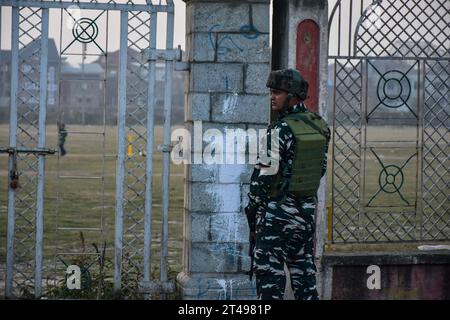 Srinagar, Inde. 29 octobre 2023. Un soldat paramilitaire prend position près du site après que des militants présumés aient tiré sur un officier de police indien et l'aient blessé à Srinagar. Crédit : SOPA Images Limited/Alamy Live News Banque D'Images