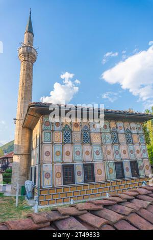 Une vue extérieure de la mosquée peinte dans la ville de Tetovo en Macédoine du Nord. Sarena Dzamija, Mosquée décorée Tetove Banque D'Images