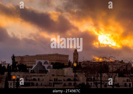 Le beau coucher de soleil nuageux à Jérusalem, Israël, sur le jardin Bloomfield, et le consulat français. Banque D'Images