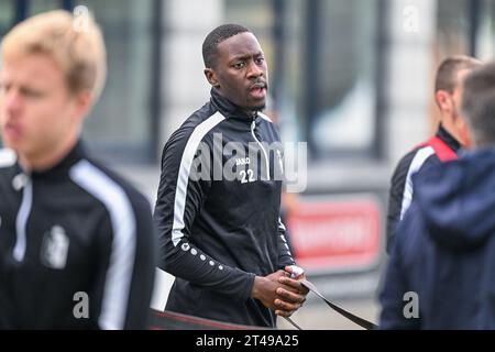 Échauffement Souleymane Anne (22 ans) de KMSK Deinze photographié avant un match de football entre SL16 FC et KMSK Deinze lors de la 10e journée de la saison Challenger Pro League 2023-2024, le dimanche 29 octobre 2023 à vise/Wezet, Belgique. Crédit : Sportpix/Alamy Live News Banque D'Images