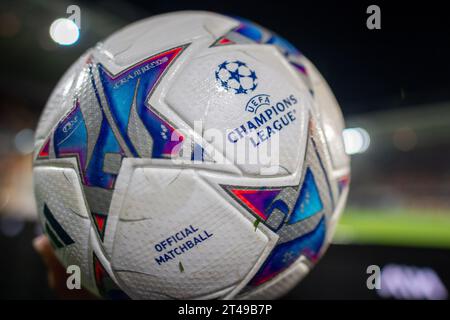 LENS, FRANCE - OCTOBRE 24 : ballon de match officiel avec le logo de l'UEFA Champions League lors du match de l'UEFA Champions League entre le RC Lens et le PSV Eindhove Banque D'Images