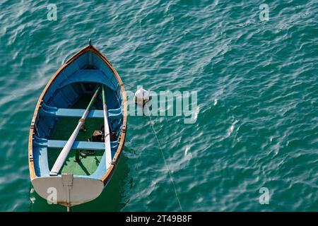 Un petit bateau à rames sur la mer Méditerranée Banque D'Images