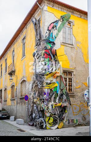 Énorme lapin en métal géant fait de jonque sur le côté de la maison à Vila Nova de Gaia, Porto, Portugal sur 18 Ocotber 2023 Banque D'Images