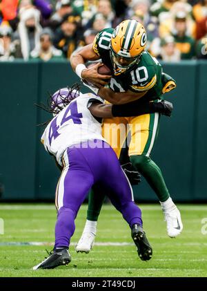 Green Bay, États-Unis. 29 octobre 2023. Jordan Love (à droite), le quarterback des Packers de Green Bay, est attaqué par Josh Metellus (à gauche) lors du match de la NFL entre les Vikings du Minnesota et les Packers de Green Bay à Lambeau Field le dimanche 29 octobre 2023, photo de Tannen Maury/UPI crédit : UPI/Alamy Live News Banque D'Images