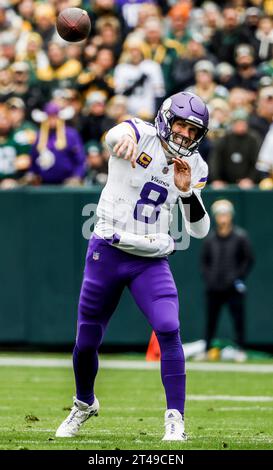 Green Bay, États-Unis. 29 octobre 2023. Le quarterback des Vikings du Minnesota Kirk cousins passe lors du match de la NFL entre les Vikings du Minnesota et les Packers de Green Bay à Lambeau Field le dimanche 29 octobre 2023, photo de Tannen Maury/UPI crédit : UPI/Alamy Live News Banque D'Images