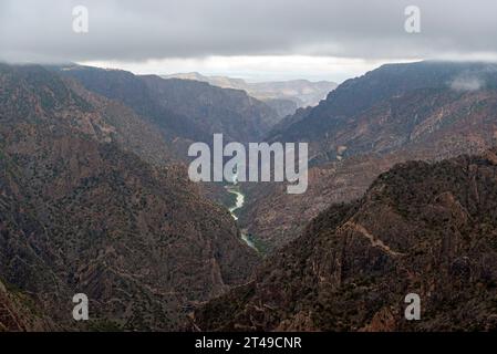 Black Canyon du Gunnison dans la brume et la pluie en automne avec Gunnison River, Black Canyon du parc national de Gunnison, Colorado, USA. Banque D'Images