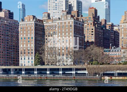 1 Sutton place Sud, vue depuis Roosevelt Island. Cette tour de luxe a été conçue par Rosario Candela et construite en 1926. Banque D'Images