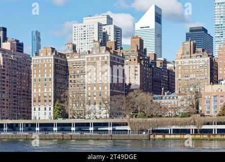 1 Sutton place Sud, vue depuis Roosevelt Island. Cette tour de luxe a été conçue par Rosario Candela et construite en 1926. Banque D'Images