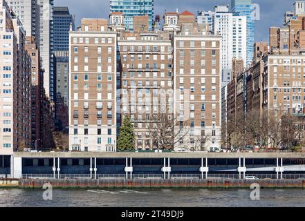 1 Sutton place Sud, vue depuis Roosevelt Island. Cette tour de luxe a été conçue par Rosario Candela et construite en 1926. Banque D'Images