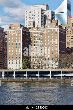 1 Sutton place Sud, vue depuis Roosevelt Island. Cette tour de luxe a été conçue par Rosario Candela et construite en 1926. Banque D'Images