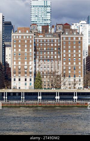 1 Sutton place Sud, vue depuis Roosevelt Island. Cette tour de luxe a été conçue par Rosario Candela et construite en 1926. Banque D'Images