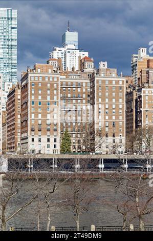 1 Sutton place Sud, vue depuis Roosevelt Island. Cette tour de luxe a été conçue par Rosario Candela et construite en 1926. Banque D'Images