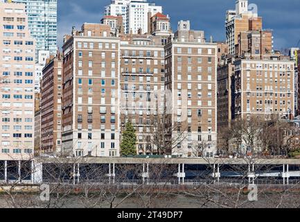 1 Sutton place Sud, vue depuis Roosevelt Island. Cette tour de luxe a été conçue par Rosario Candela et construite en 1926. Banque D'Images