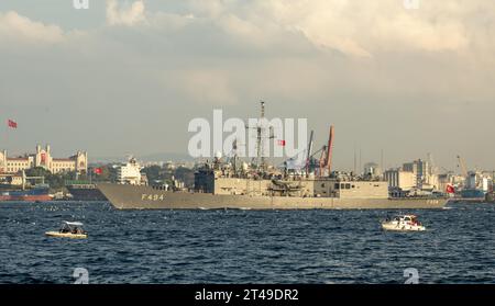 L'ancien USS Mahlon S. Tisdale de la classe Oliver Hazard-Perry, maintenant TCG Gökçeada, passant le Bosphore Banque D'Images