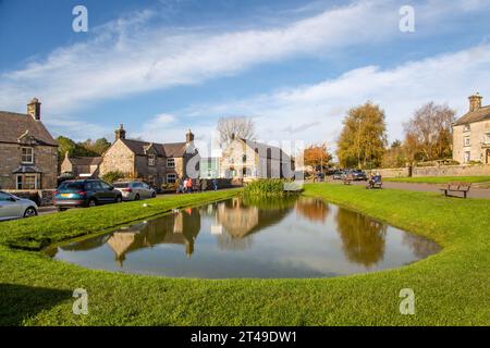 L'étang de canard du village dans le Derbyshire Peak District village de Hartington Angleterre Royaume-Uni Banque D'Images