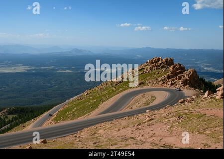 Route sinueuse menant à Pikes Peak dans les montagnes Rocheuses au Colorado, États-Unis Banque D'Images