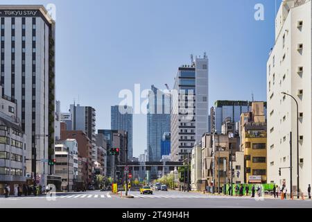 Tokyo, Japon - 10 avril 2023 : vue sur la ville avec une rue dans le quartier de Minato. Minato est un quartier spécial dans la métropole de Tokyo fusionné 1947 d'Akasaka Banque D'Images