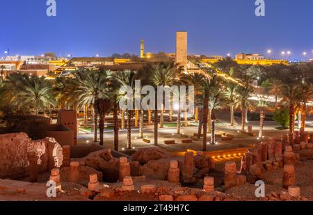 Les murs de la vieille ville de Diriyah sont illuminés la nuit, à Riyad, en Arabie Saoudite Banque D'Images