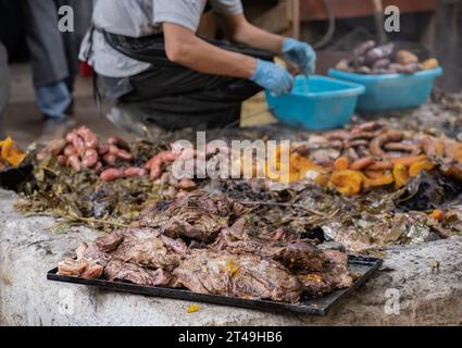 Un plateau avec de la viande préparée sous terre dans le cadre de la cérémonie du curanto, un aliment traditionnel de Patagonie.Colonia Suiza, Bariloche, Argentine. Banque D'Images