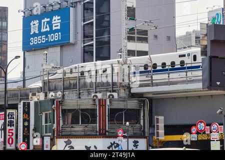 Tokyo, Japon - 10 avril 2023 : train Shinkansen sur une ligne de chemin de fer dans le centre-ville de Minato. Shinkansen est un réseau de lignes ferroviaires à grande vitesse au Japon Banque D'Images