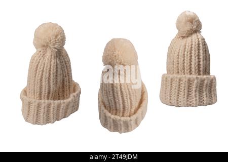 Bonnet beanie beige chaud avec pompon isolé sur fond blanc. Banque D'Images