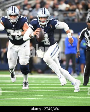 Arlington, États-Unis. 29 octobre 2023. Les Cowboys de Dallas Dak Prescott affrontent les Rams de Los Angeles lors de leur match de NFL au AT&T Stadium d'Arlington, Texas, le dimanche 29 octobre 2023. Les Cowboys ont battu les Rams 43-20. Photo de Ian Halperin/UPI crédit : UPI/Alamy Live News Banque D'Images