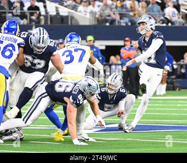 Arlington, États-Unis. 29 octobre 2023. Brandon Aubrey frappe le field goal des Dallas Cowboys contre les Rams de Los Angeles lors de leur match de NFL au AT&T Stadium d'Arlington, Texas, le dimanche 29 octobre 2023. Aubrey a fait son 18e field goal consécutif de la saison en égalisant le record de la NFL. Les Cowboys ont battu les Rams 43-20. Photo de Ian Halperin/UPI crédit : UPI/Alamy Live News Banque D'Images