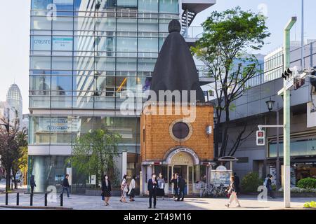 Tokyo, Japon - 10 avril 2023 : box de police devant des immeubles de bureaux dans le quartier de Ginza avec des personnes non identifiées. Ginza est un quartier de Chuo, Tokyo, Banque D'Images