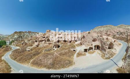 Le village de Cavusin en Cappadoce, en Turquie, est un charmant mélange de patrimoine ancien et de beauté naturelle. Creusé dans les collines rocheuses, le village se distingue Banque D'Images