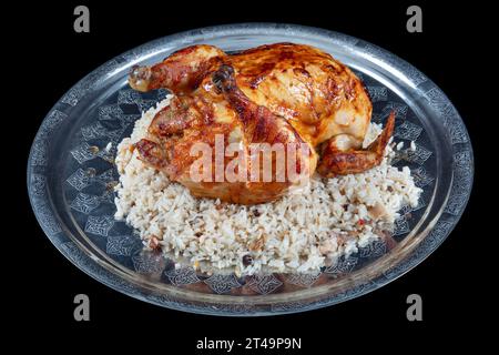 Poulet grillé entier sur riz. Poulet cuit au four farci de riz pour le dîner de Noël sur une table de fête. Banque D'Images