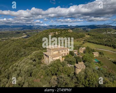 Vue aérienne du château de Savassona et de l'ermitage Sant Pere de Savassona, à Tavèrnoles (Osona, Barcelone, Catalogne, Espagne) Banque D'Images