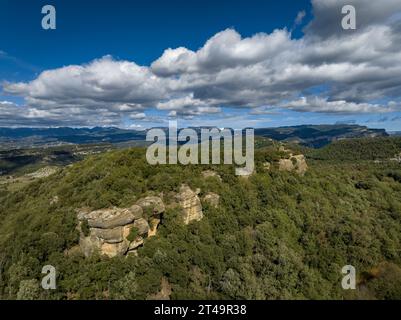 Vue aérienne de l’ermitage Sant Feliuet de Savassona au sommet d’une falaise aux Guilleries (Osona, Barcelone, Catalogne, Espagne) Banque D'Images