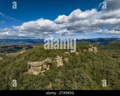 Vue aérienne de l’ermitage Sant Feliuet de Savassona au sommet d’une falaise aux Guilleries (Osona, Barcelone, Catalogne, Espagne) Banque D'Images