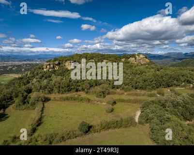 Vue aérienne de l’ermitage Sant Feliuet de Savassona au sommet d’une falaise aux Guilleries (Osona, Barcelone, Catalogne, Espagne) Banque D'Images