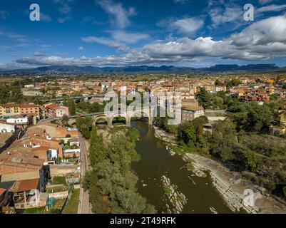 Vue aérienne de la ville de Roda de Ter près de la rivière Ter, à Plana de Vic (Osona, Barcelone, Catalogne, Espagne) ESP : Vista aérea de Roda de Ter Banque D'Images